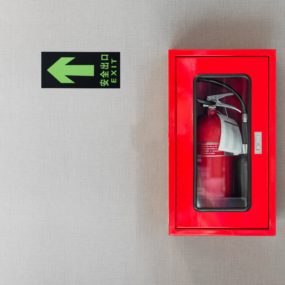 Emergency Exit Sign - 8 個の安全出口標識発光壁ステッカー火災蓄光緊急ドアデカール方向指示屋内屋外安全