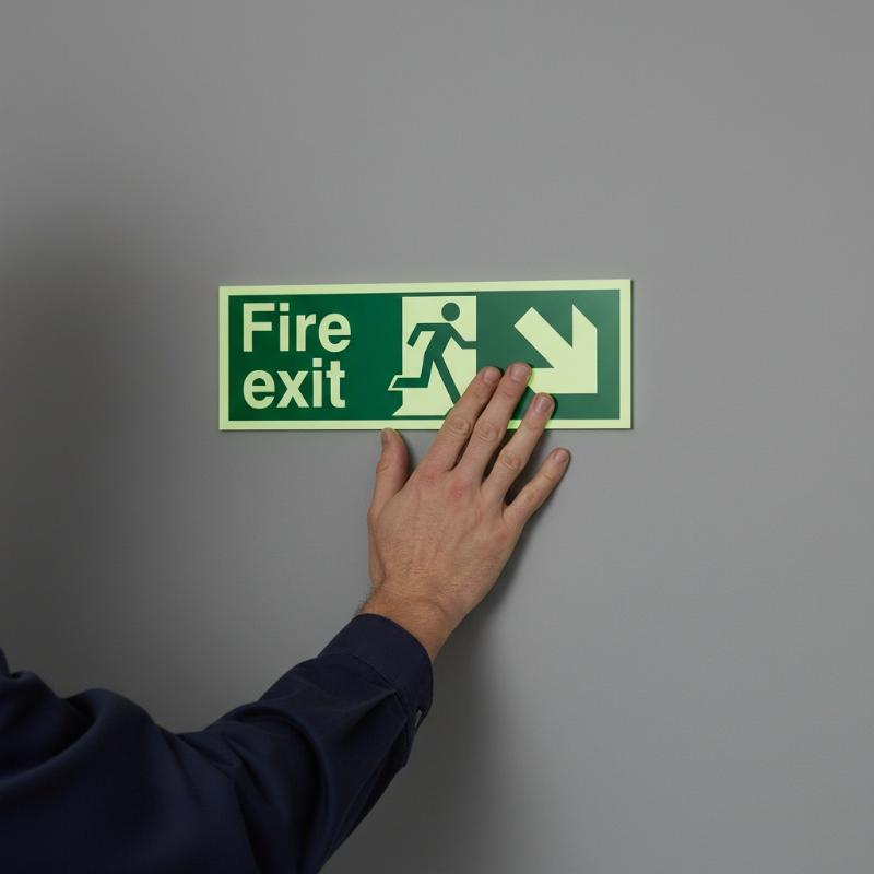 1 シート暗闇で光る安全出口非常通路標識ラベルステッカー発光 - Emergency Exit Sign のレビューと価格
